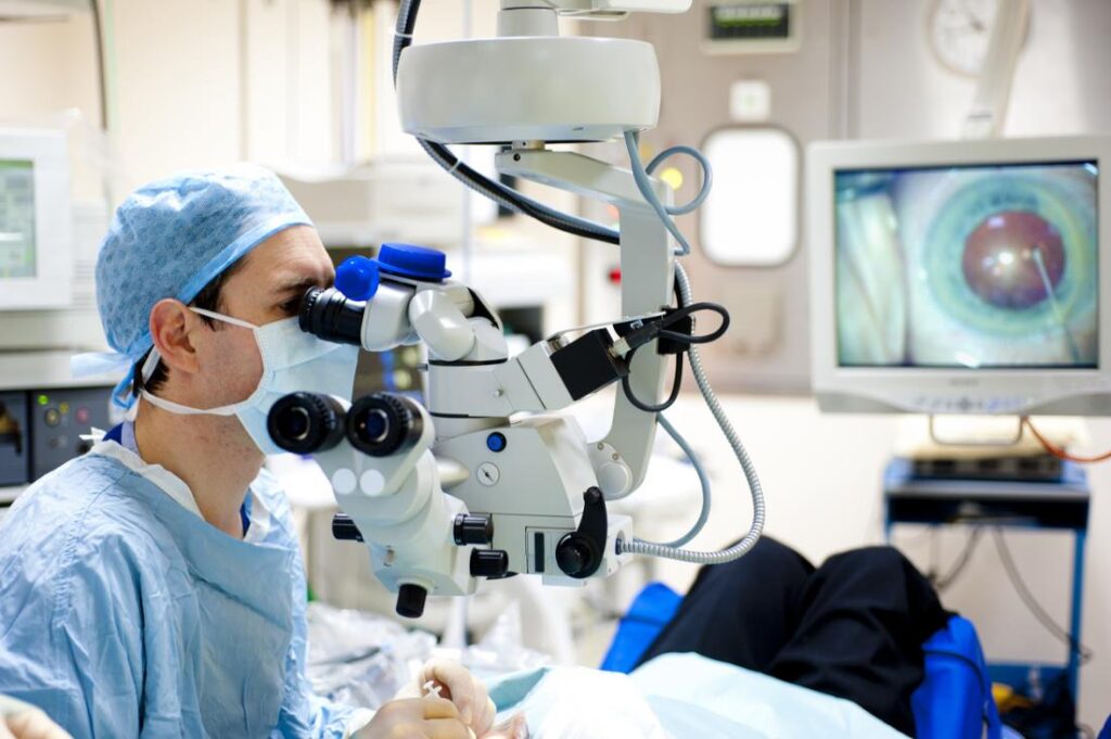 This is how to prevent future complications when recovering from cataract surgery